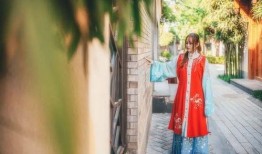 西安网红汉服小姐姐吃瓜,古风美食两不误