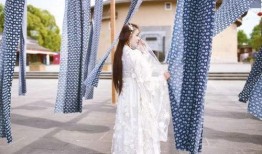 西安网红汉服小姐姐吃瓜,古风美食两不误