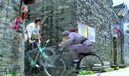 成龙爆料惊天一跳视频播放,惊天一跳背后的惊险瞬间