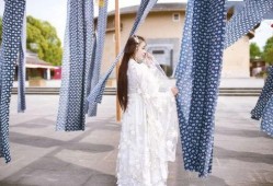 西安网红汉服小姐姐吃瓜,古风美食两不误